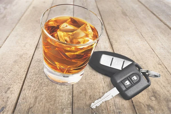 Whisky Con Chiavi Dell Auto Manette Concetto Bere Guidare — Foto Stock