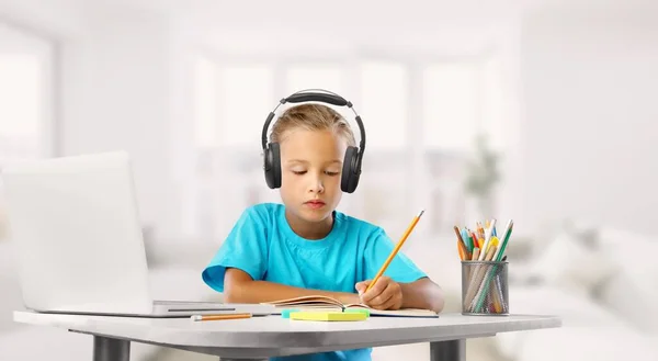 Retrato Niña Sonriente Auriculares Hacer Los Deberes Estudio Línea —  Fotos de Stock