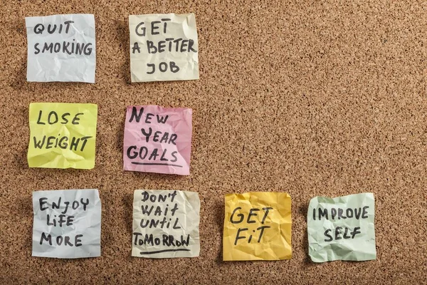 Résolutions Populaires Nouvelle Année Notes Collantes Colorées Sur Une Planche — Photo