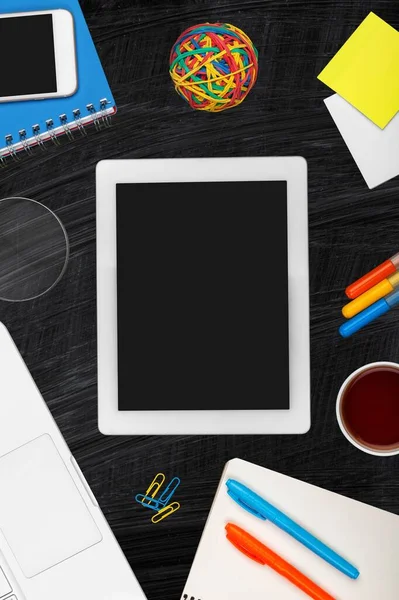 Okul karatahtası, dijital tablet ve okul malzemeleri hakkında çevrimiçi öğrenim geçmişi