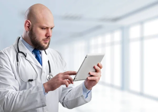 Close Doctor Het Ziekenhuis Werkt Met Tablet — Stockfoto