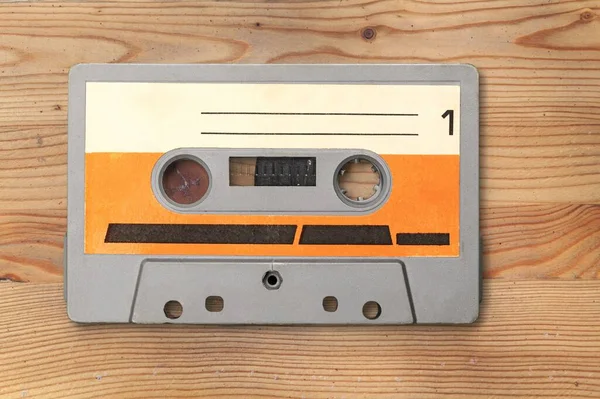 Vintage Retro Kassettenband Auf Holzschreibtisch Gadgets Für Die 90Er — Stockfoto
