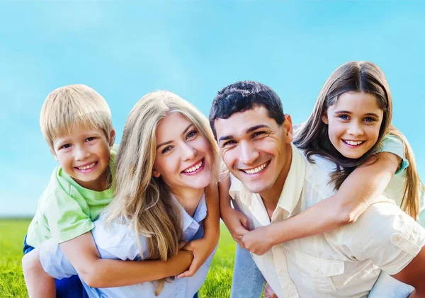 Parents Giving Piggyback Ride Children — Stock Photo, Image