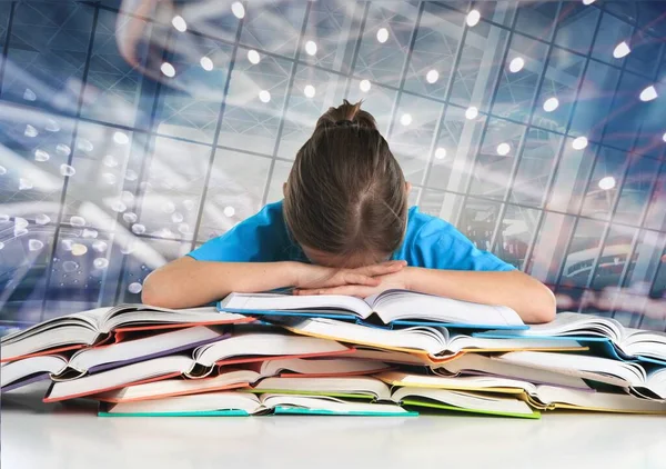 Öğrenci Kitapların Üzerinde Uyuyor — Stok fotoğraf