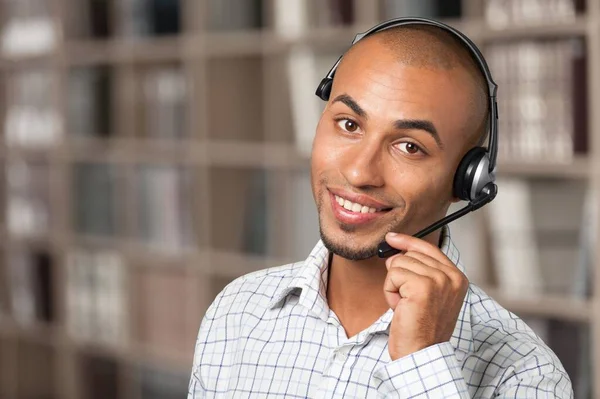 Smiling Profissional Call Center Operador Usar Fone Ouvido Sem Fio — Fotografia de Stock
