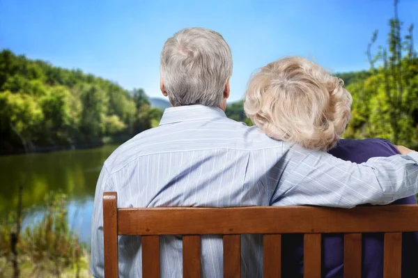 Beau Vieux Couple Câlin Dans Parc Sur Banc — Photo