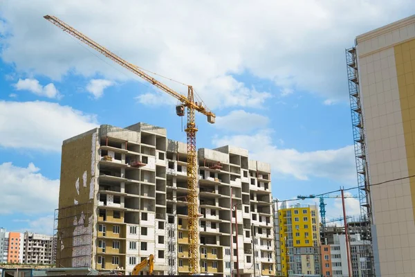 Gökyüzü arka planındaki konut binalarının mimari kompleksi