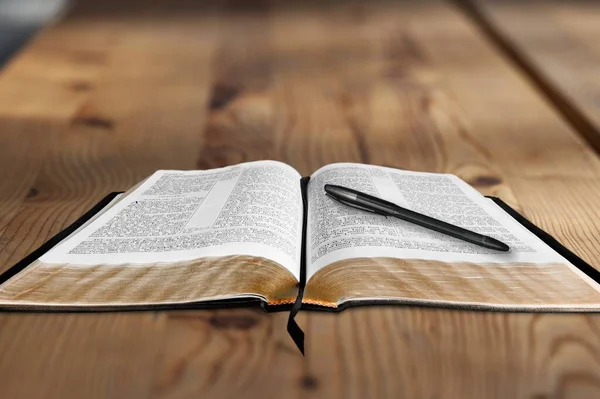 Öppna Bibeln Bordet Trä Bakgrund — Stockfoto