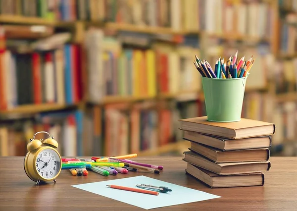 Doldurulmuş bir okul masası, arka planında numaralarla dolu yeşil bir karatahta, hesaplama.