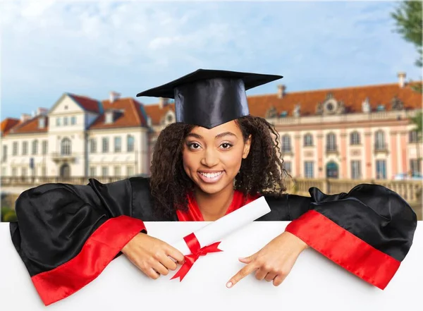 Graduada Sorrindo Segurando Sinal Com Diploma Xxxl — Fotografia de Stock