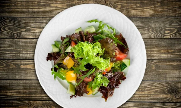 Karides, domates ve doğranmış maydanozlu spagetti.