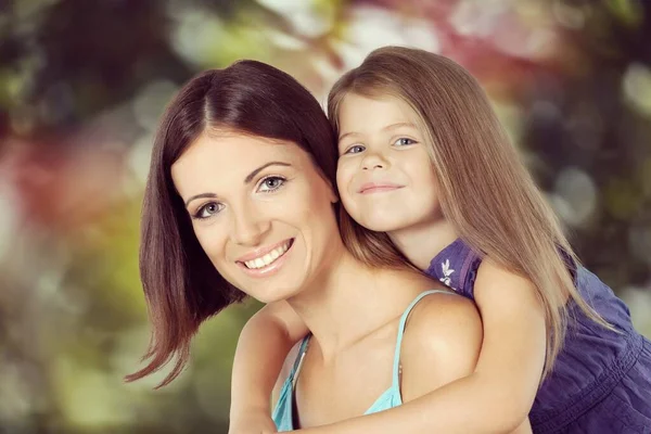 Retrato Mãe Feliz Filha Segurando Flores — Fotografia de Stock