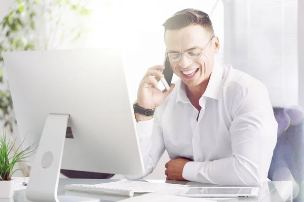 Freelancer Bonito Sorrindo Trabalhando Remotamente Casa Está Falar Telefone — Fotografia de Stock