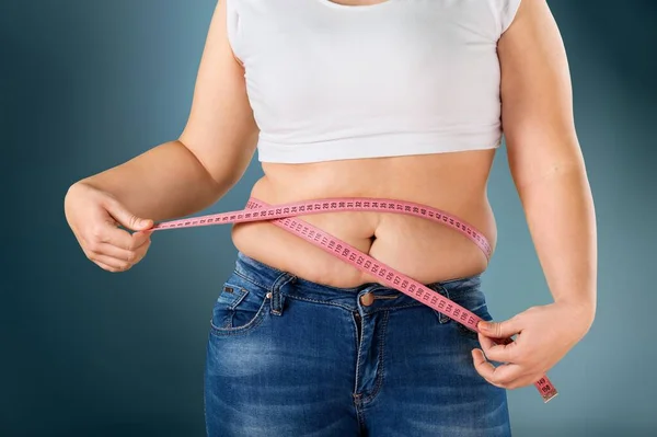 体重增加 肥胖的女人 背景测量她的胃 — 图库照片