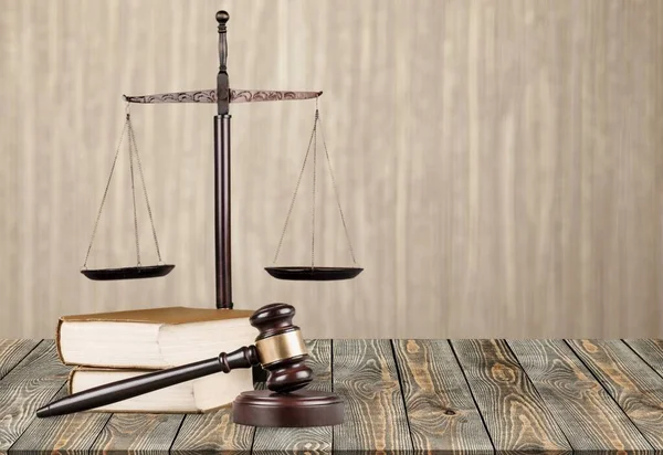 Adalet pulları, kitap ve tahta tokmak. Adalet kavramı