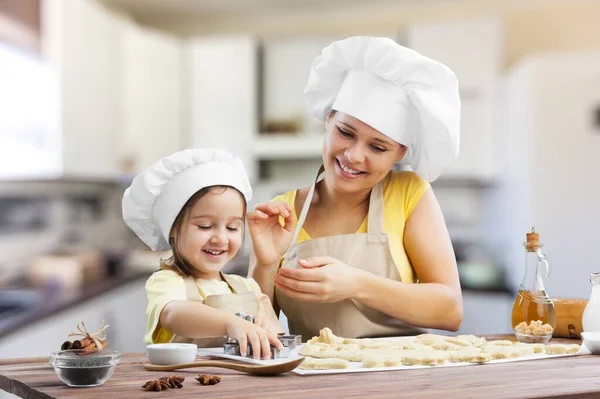 Aimer Jeune Mère Enseigner Petite Fille Cuire Dans Cuisine — Photo