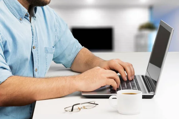 Joven Hombre Negocios Trabajando Portátil — Foto de Stock