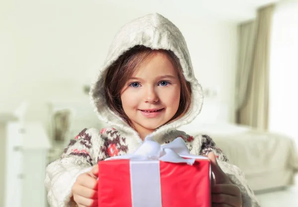 Kind Schenkt Ein Weihnachtsgeschenk Auf Rustikalem Holzgrund Bauernhaus Interieur — Stockfoto