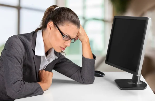 Yorgun Kadını Bilgisayar Çalışmasından Bıktı — Stok fotoğraf