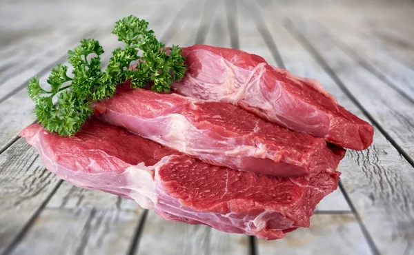 Sammlungen Frisches Rohes Fleisch Mit Gemüse Auf Dem Schreibtisch — Stockfoto