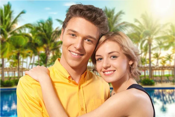 Pareja Feliz Con Sonrisa Perfecta Dientes Blancos Posando Playa Mirando — Foto de Stock