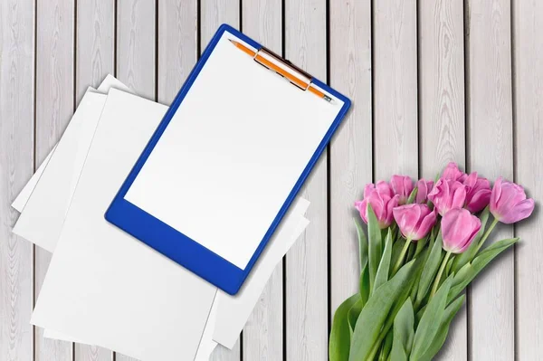 Blanco Papieren Vel Klembord Tablet Pad Met Verse Bloemen Het — Stockfoto