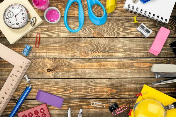 Okul ve ofis malzemeleri beyaz arka planda izole edilmiş