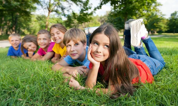 Ritratto Bambini Sdraiati Nel Parco — Foto Stock