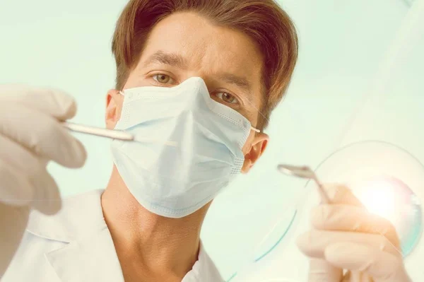 Assistente Médico Feliz Prepara Local Trabalho Dos Dentistas Para Trabalho — Fotografia de Stock