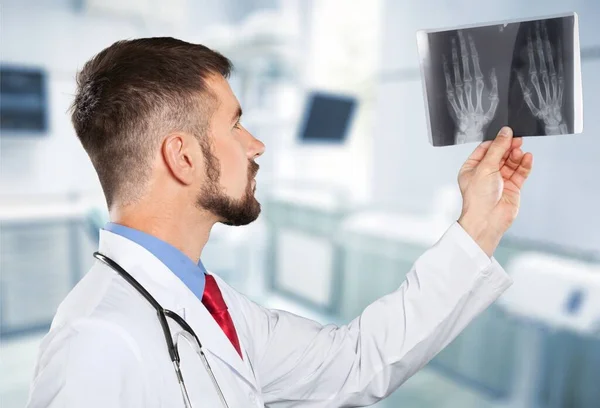 Imagen Del Médico Dentista Masculino Que Mira Radiografía — Foto de Stock