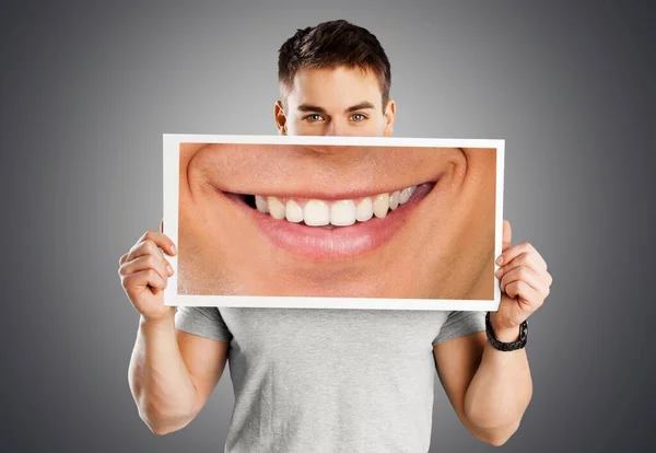 男開催ポスターともに笑顔上の灰色の背景 — ストック写真