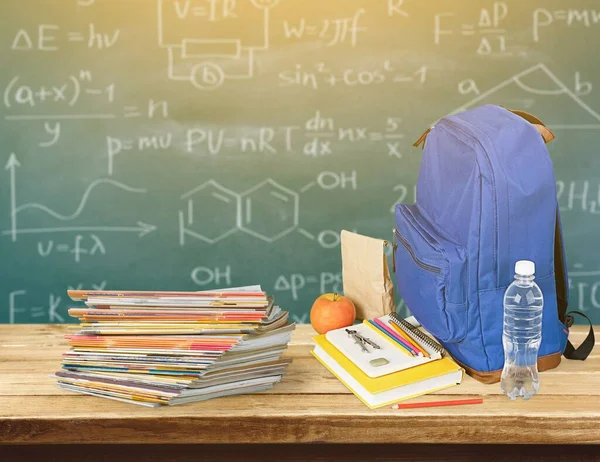 Beyaz arkaplanda izole edilmiş şarjör yığını