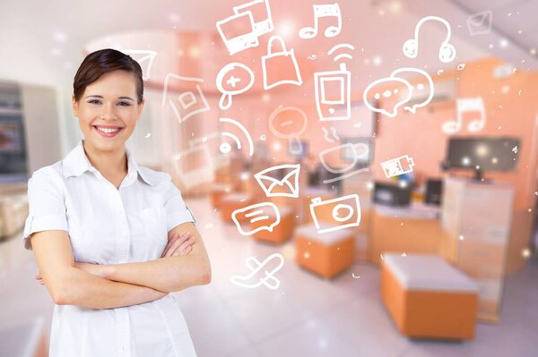 Умная, уверенная, улыбающаяся женщина тысячелетия, стоящая со сложенными руками