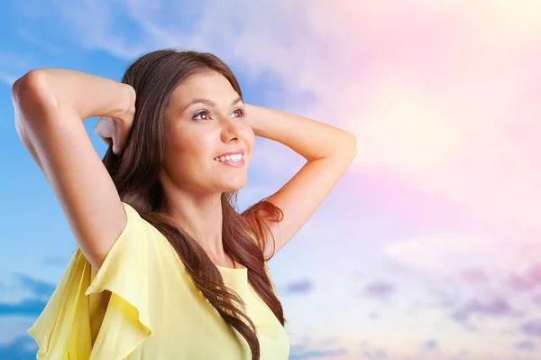 Joyeux Jeune Femme Contre Ciel Coucher Soleil Coloré — Photo