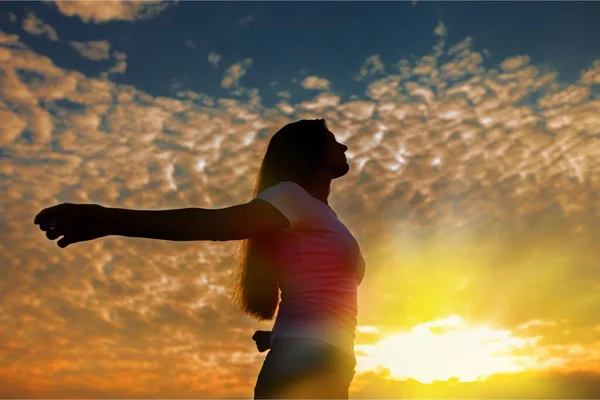 Junge Frau Auf Feld Sonnenuntergang — Stockfoto