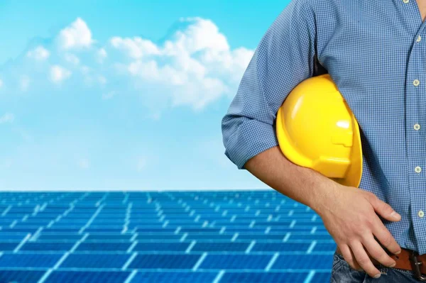 Jovem Engenheiro Está Verificando Painéis Solares Fotovoltaicos — Fotografia de Stock