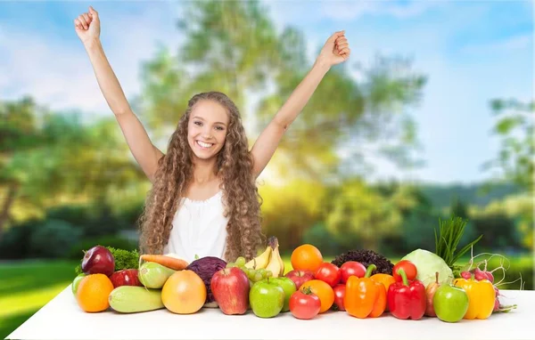 Ενθουσιασμένη Γυναίκα Φρούτα Και Λαχανικά — Φωτογραφία Αρχείου