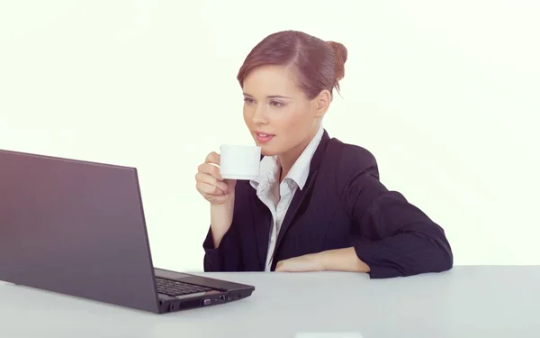 Nachdenkliche Geschäftsfrau Die Mit Einem Laptop Arbeitet — Stockfoto