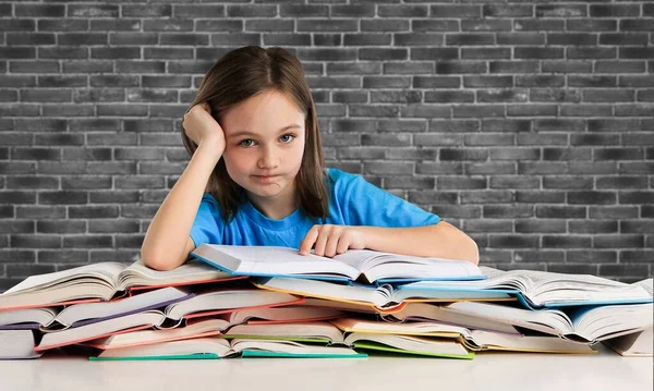 Çok Çalışan Sınav ve Kitaplar Üzerinde Uyumak, Yorgun Kız Kütüphanede Zor Kitap Okumak