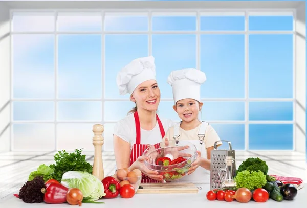 Anne ve kız salata hazırlayın.