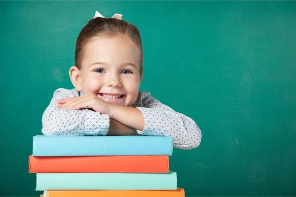 Kleines Mädchen Lächelt Mit Büchern — Stockfoto