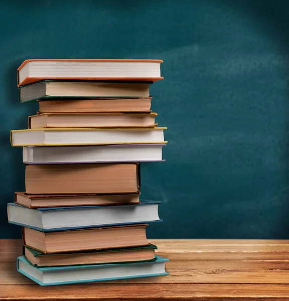 Tahta masadaki eski çalışma kitapları..