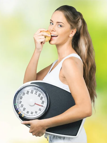 Mulher Bonita Segurando Instrumento Medição Comendo Uma Maçã — Fotografia de Stock