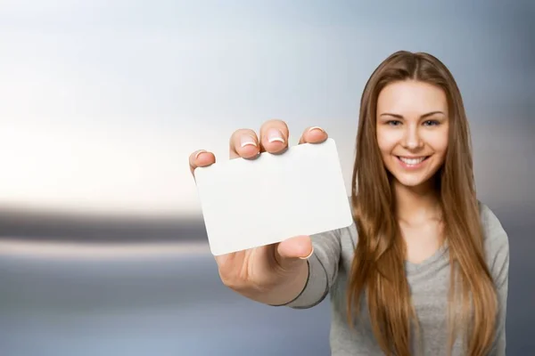 Menina Bonita Nova Mostrando Cartão Branco Isolado Branco — Fotografia de Stock