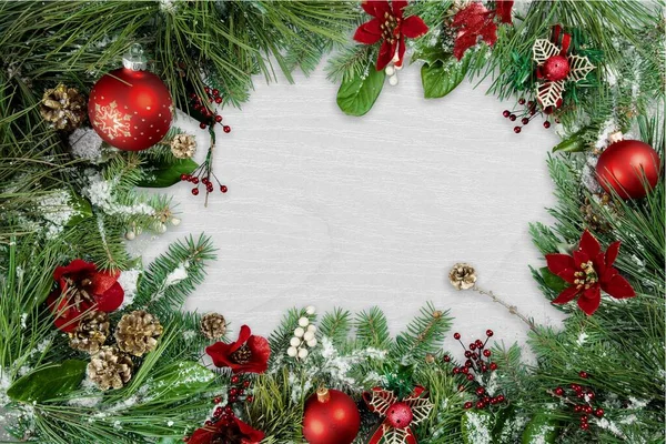 Beyaz Arkaplanda Köknar Ağacı Dalları Olan Noel Süslemeleri — Stok fotoğraf