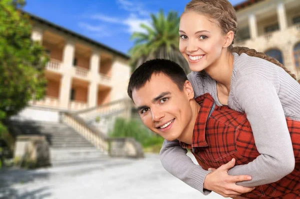 Bonito Jovem Feliz Homem Abraçando Bela Mulher — Fotografia de Stock