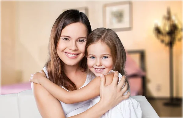 Família Feliz Mãe Bebê Filha Brinca Casa Sofá — Fotografia de Stock