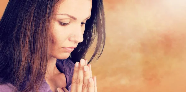 Religious Young Woman Praying Blur Room Background — Stock Photo, Image