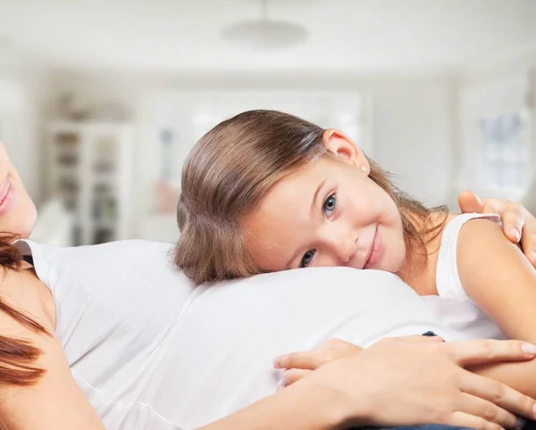 Mãe Seu Bebê Recém Nascido Mãe Feliz Bebê Beijando Abraçando — Fotografia de Stock