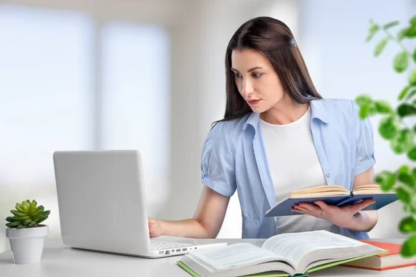 Feliz Joven Mujer Adulta Usando Computadora Portátil Que Trabaja Estudiando Fotos de stock libres de derechos